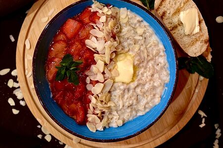 Овсяная каша с клубникой, ванилью и миндальными хлопьями