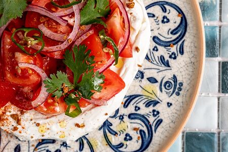 Тепличные томаты на сырном муссе