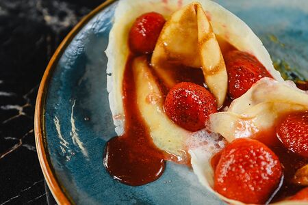 Блины с клубникой