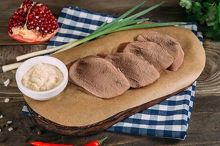 Отварной говяжий язык с хреном