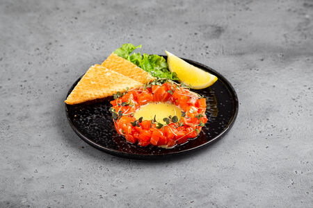Тартар из лосося с голандским соусом