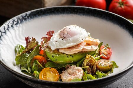 Салат из авокадо с креветками и яйцом пашот