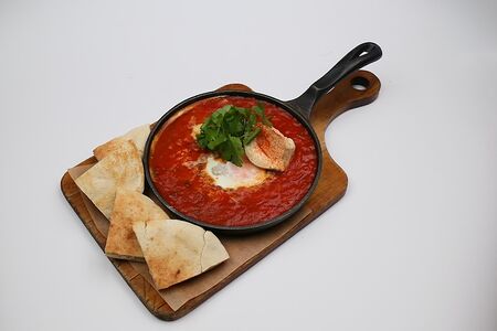 Израильский завтрак Шакшука с хумусом и питой