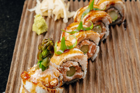 Ролл Лосось, спаржа и угорь