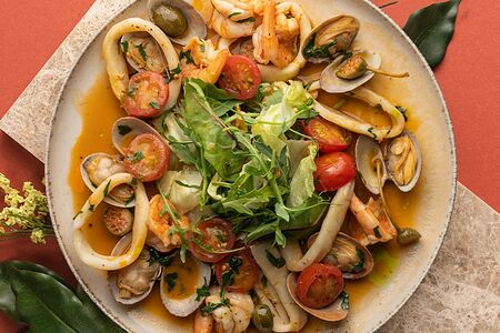 Теплый салат из морепродуктов