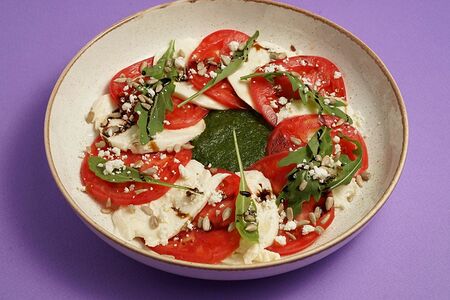 Закуска из томатов и моцареллы