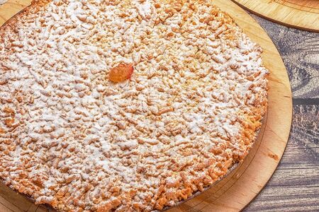 Песочный пирог с брусникой