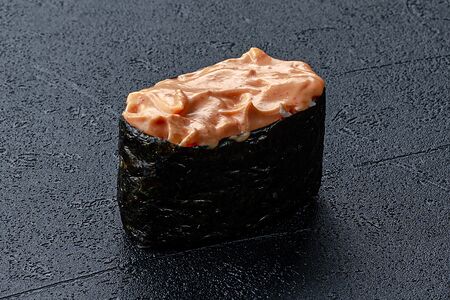 Суши с лососем острые