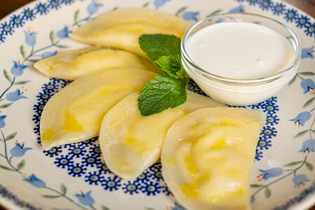 Вареники с творогом и сметаной