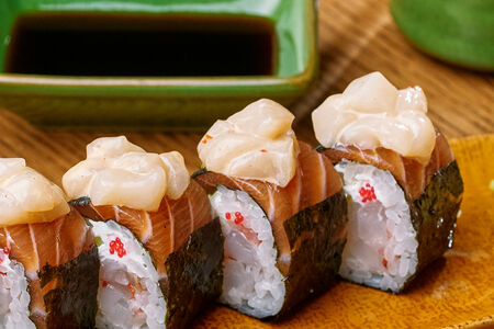 Ролл с лососем, гребешком, лангустином