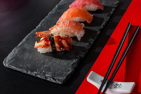 Суши с лососем