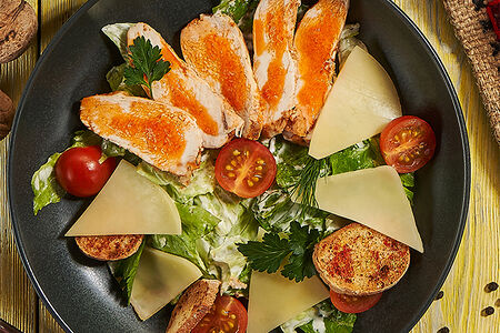 Салат Цезарь с курицей