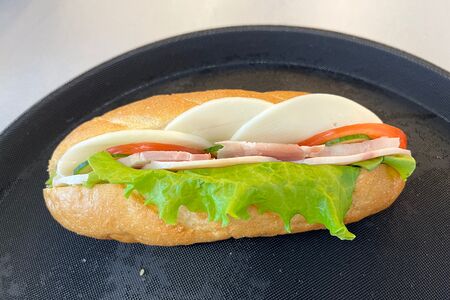 Сэндвич с мясом, сыром и овощами