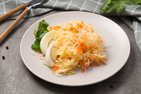 Салат из свежей капусты с яйцом