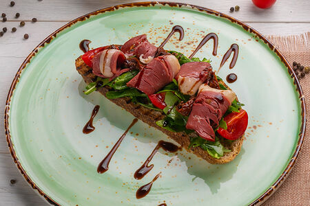 Брускетта с копченой утиной грудкой и вялеными томатами