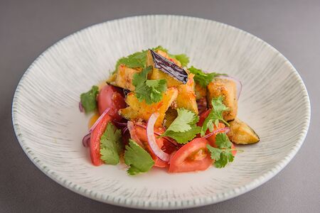 Салат Хрустящий баклажан с томатами и кинзой