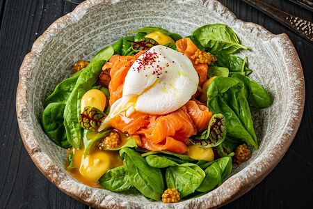 С лососем нашего посола, яйцом пашот