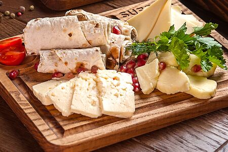 Ассорти из домашних сыров