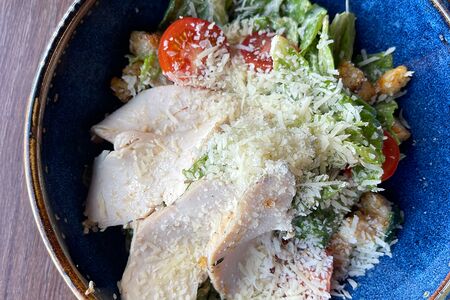 Салат Цезарь с курицей