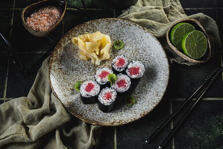 Ролл с тунцом