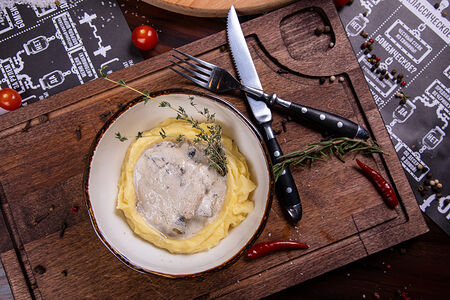 Бефстроганов из куриного бедра с пюре