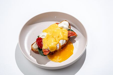 Тост яйца бенедикт с лососем