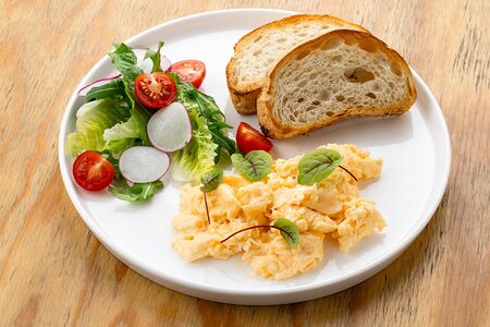 Скрэмбл с зелёным салатом