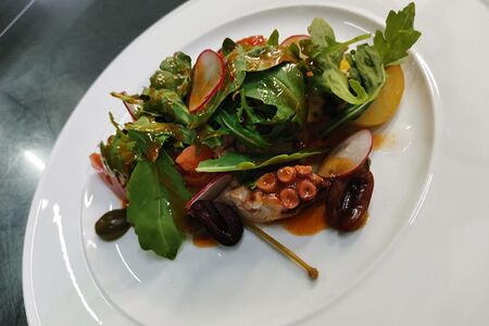 Салат с осьминогом