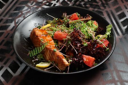 Стейк лосося с салатом