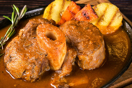 Оссобуко из телятины на шкворчащей сковородке