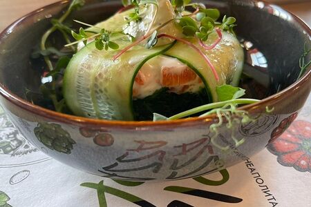 Теплый салат шпинат с лососем