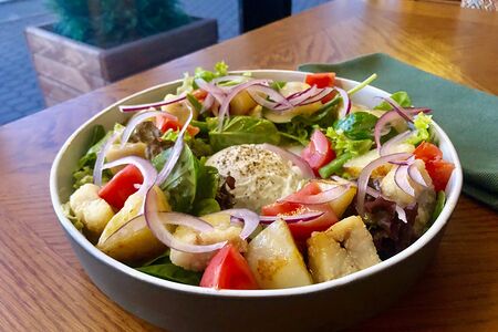 Салат с баклажанами, томатами и сулугуни