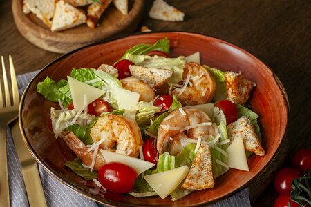 Цезарь с тигровыми креветками