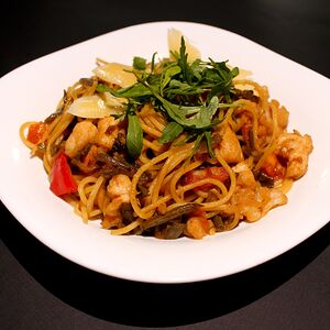 Спагетти с курицей и овощами