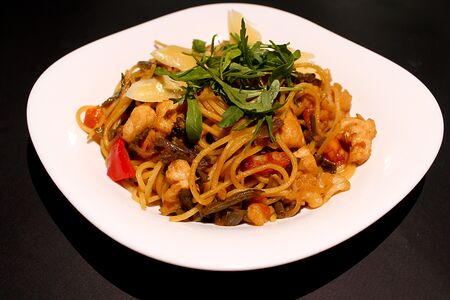 Спагетти с курицей и овощами