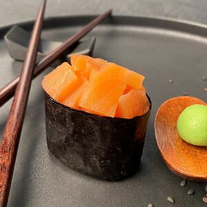 Гункан с лососем