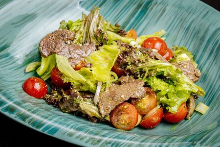 Салат-стейк с говядиной и мини-моцареллой