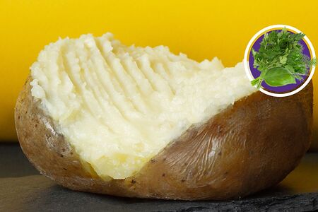 Печеная картошка с маслом, сыром и зеленью