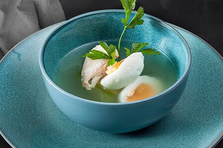 Куриный бульон с курицей, яйцом и сырным тостом