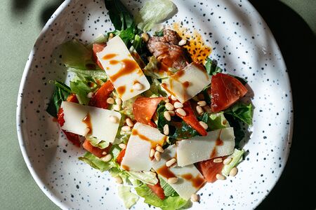 Теплый салат с кониной и мисо соусом