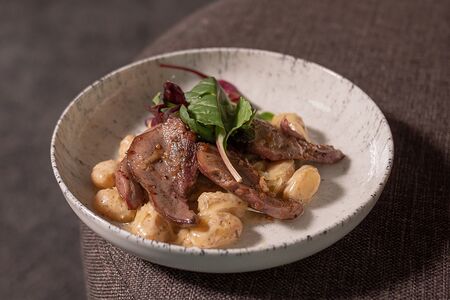 Язычки ягненка с картофельными ньокками