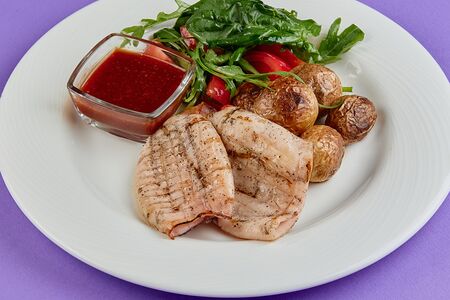 Кальмар, приготовленный на огне с молодым картофелем