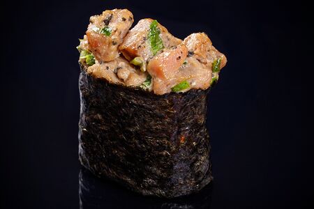 Гункан с тунцом и трюфелем