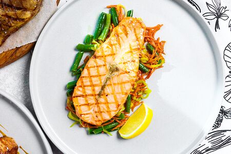 Стейк лосося на подушке из овощей