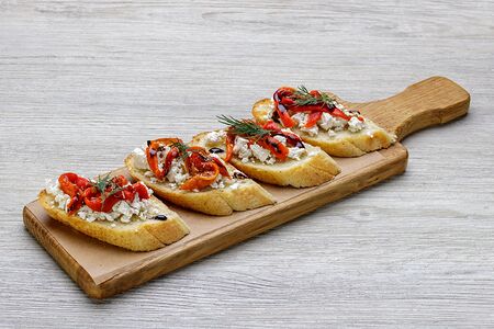 Брускетта с греческим сыром фета и печеным болгарским перцем