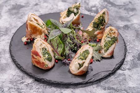 Куриный рулет со шпинатом и сыром