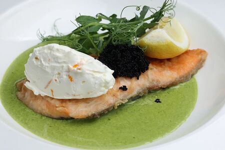 Филе форели с соусом из шпината, цитрусовым сыром и икрой палтуса