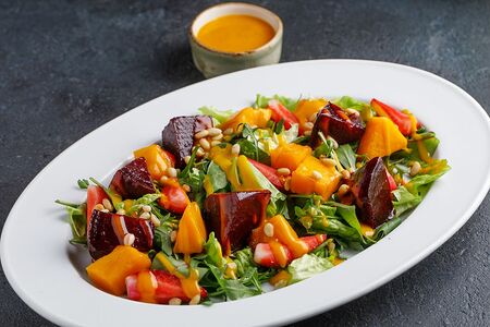 Листья салата с запеченными овощами и манговой заправкой