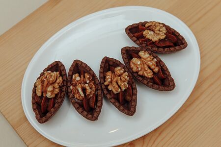 Корзиночки со сливочной начинкой и грецким орехом