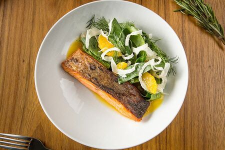 Стейк лосося с брокколи и апельсиновым соусом